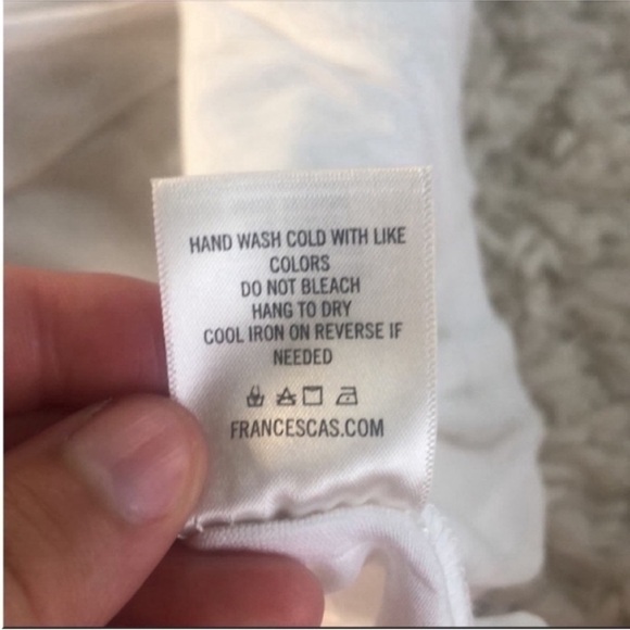 Francesca's White and Gold Foil Graphic Shirt Size 1X. - Picture 5 of 9